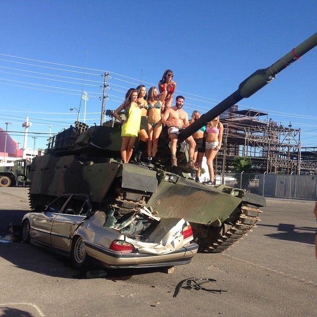 Dan-Bilzerian-guida-un-carro-armato-sopra-una-Serie-7.jpg